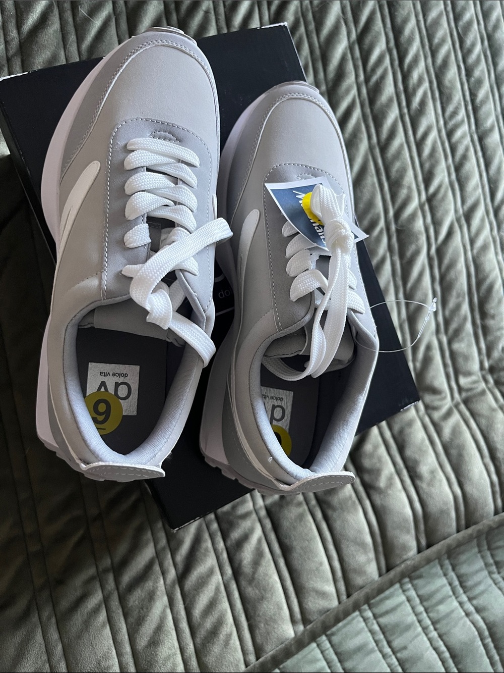 DV by Dolce Vita NWT Bynx  Womens Light Gray & White Casual Sneakers Size 9 - Picture 5 of 10
